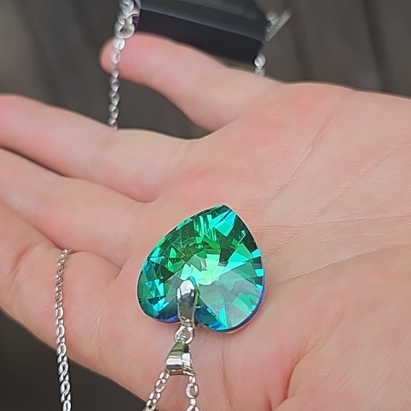 Blue & Green heart pendant, long chain, dangle down chain earrings - Picture 4 of 8